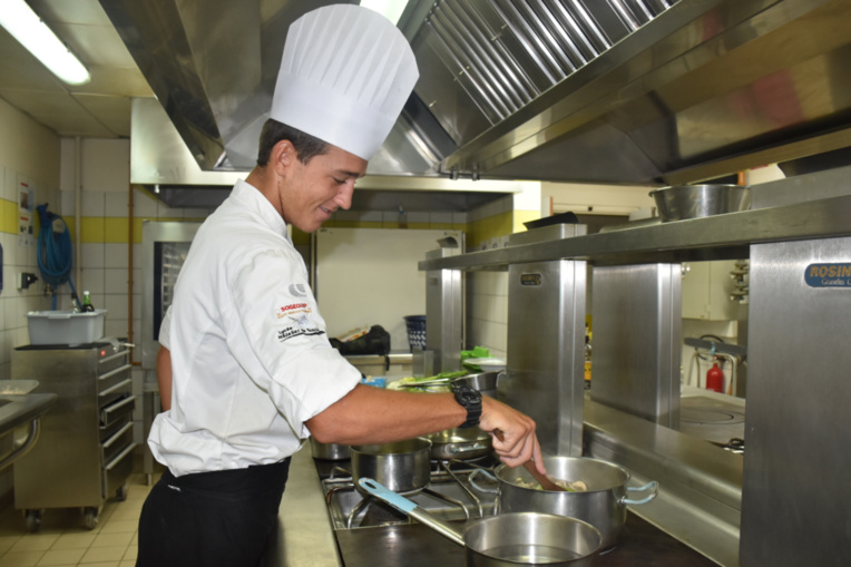 Allan Poilvet s'entraîne tous les jours pour confectionner ses deux recettes.