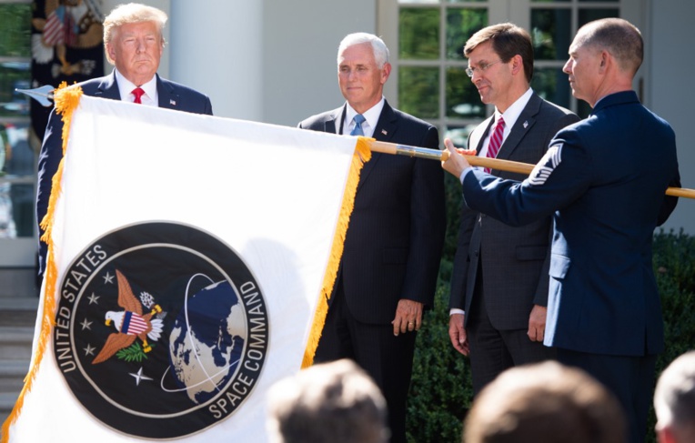 Trump lance un commandement de l'espace face aux menaces de guerre des étoiles Trump lance un commandement de l'espace face aux menaces de guerre des étoiles