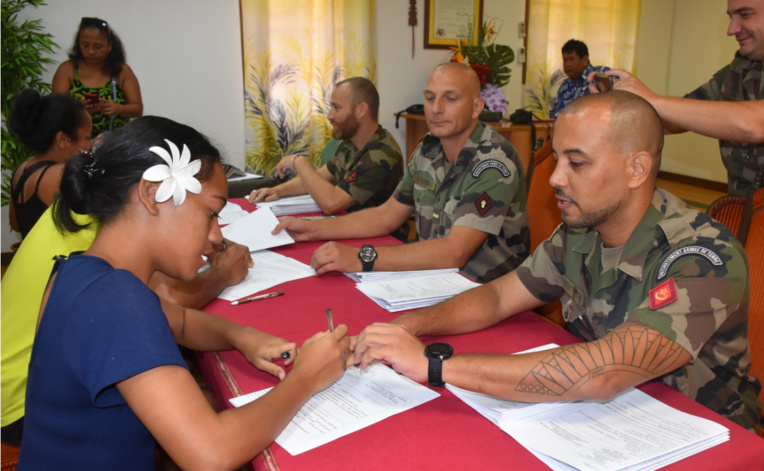 Teurahiti s'engage comme brancardière secouriste. Teurahiti s'engage comme brancardière secouriste.