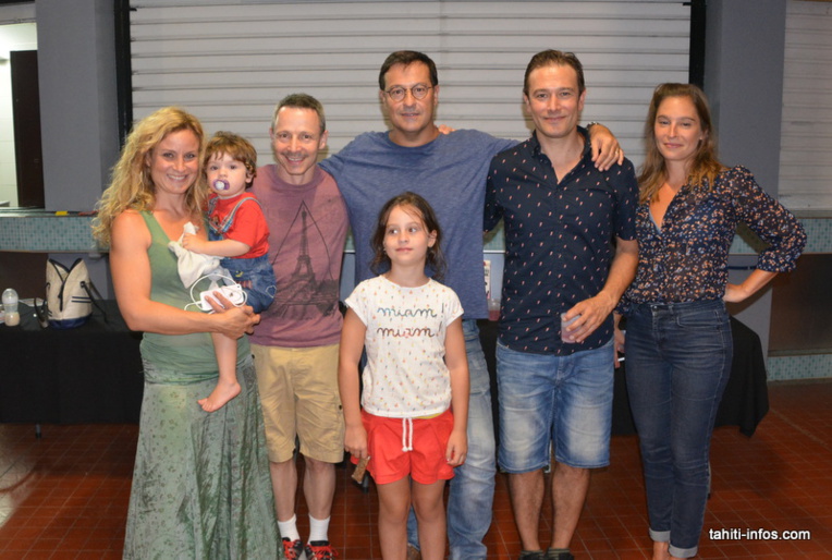 A la fin du spectacle les acteurs et l'auteur/metteur en scène Jean-Philippe Daguerre (le plus grand au milieu) sont venus partager un verre avec le public et la Compagnie du Caméléon qui les a fait venir. A la fin du spectacle les acteurs et l'auteur/metteur en scène Jean-Philippe Daguerre (le plus grand au milieu) sont venus partager un verre avec le public et la Compagnie du Caméléon qui les a fait venir.