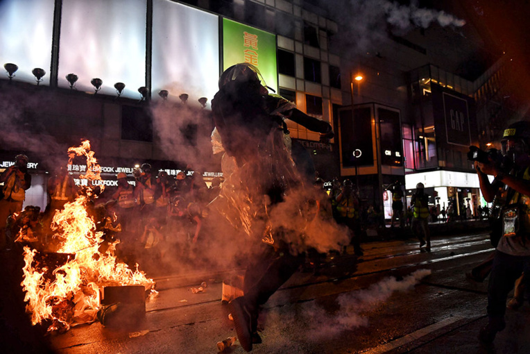 Hong Kong: les manifestants ciblent l'aéroport après un samedi soir de violence Hong Kong: les manifestants ciblent l'aéroport après un samedi soir de violence