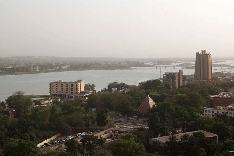 Effondrement d'un immeuble: les recherches se poursuivent à Bamako Effondrement d'un immeuble: les recherches se poursuivent à Bamako