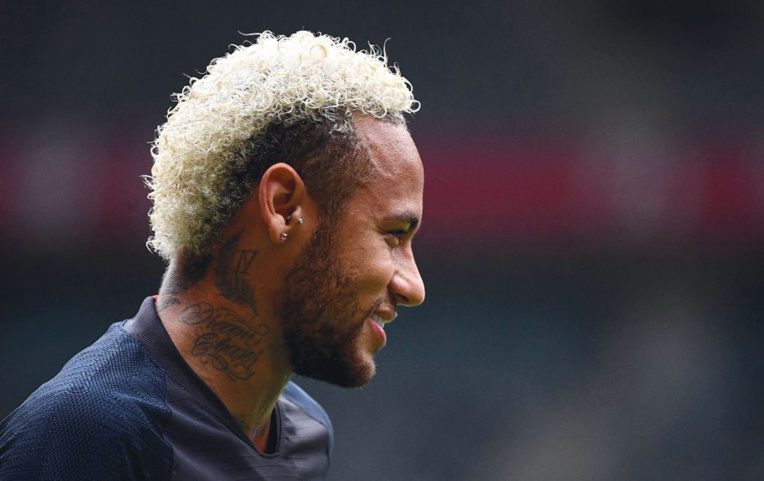 Neymar, l'attaquant vedette du PSG, aurait renoncé à son transfert au FC Barcelone, affirment samedi soir L'Equipe et la presse espagnole, alors que le mercato s'achève officiellement lundi.