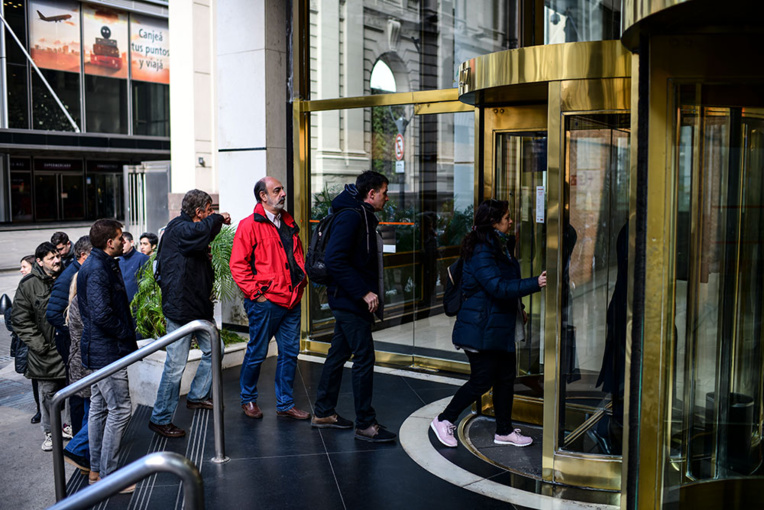 Argentine : début du contrôle des changes, premières queues devant les banques