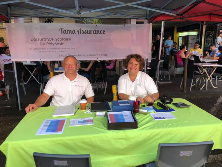Nicolas Oudard et Stella Teina dans le stand Tama Assurance lors du Salon back to school le samedi 17 août dernier. Crédit : Facebook Tama assurance.