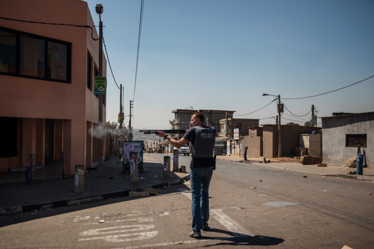 Tirs de balles en caoutchouc après une nouvelle nuit de pillages à Johannesburg Tirs de balles en caoutchouc après une nouvelle nuit de pillages à Johannesburg