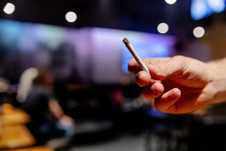 "Ici, tout le monde fume": dans les lycées, la tentation quotidienne du cannabis