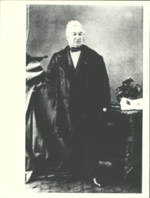 Le commissaire de la République, Charles-François Lavaud expulsa de Ginoux dès son retour à Tahiti pour de basses raisons personnelles. Le commissaire de la République, Charles-François Lavaud expulsa de Ginoux dès son retour à Tahiti pour de basses raisons personnelles.