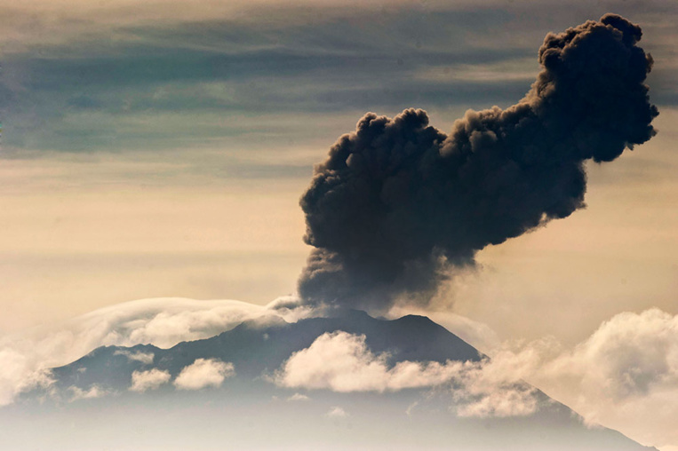 Pérou: explosions et nuées de cendres depuis le volcan Ubinas Pérou: explosions et nuées de cendres depuis le volcan Ubinas