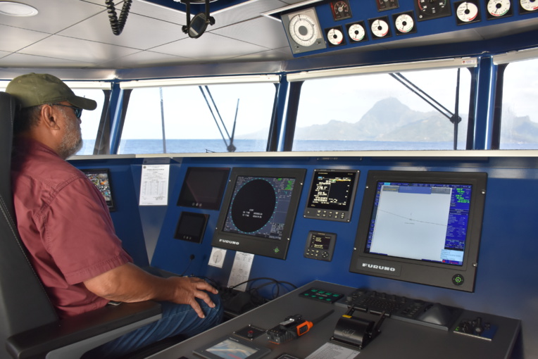 Le poste de commande avec le capitaine de l'Aremiti 6 Abel Hauti. Ce dernier a convoyé le bateau des Philippines à Tahiti.