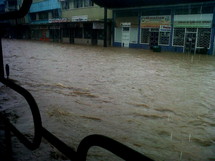 À Fidji, dans la région de Ba, les rues sont sous deux mètres d’eau et de nombreuses familles ont dû être secourues.
