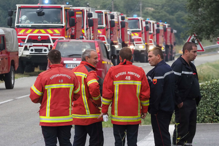 Incendie dans l'Hérault: des centaines de maisons évacuées ou protégées par les pompiers Incendie dans l'Hérault: des centaines de maisons évacuées ou protégées par les pompiers