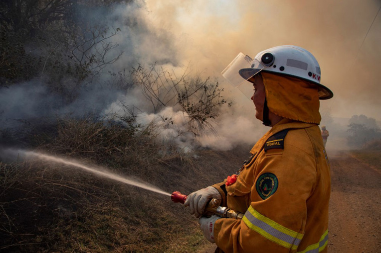 En Australie, un combat "herculéen" contre les feux de forêt En Australie, un combat "herculéen" contre les feux de forêt