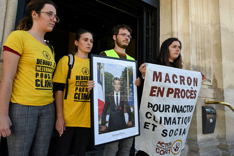 Portraits de Macron décrochés: un rassemblement et un nouveau décrochage pendant le procès à Paris