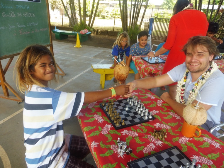Le jeune Jacky, 10 ans, est l'un des meilleurs joueurs d'échecs de Fareroi. Il a tenu à défier Adrien pour une partie.