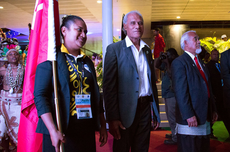 Le Premier ministre des îles Tonga Akilisi Pohiva (centre) est décédé jeudi matin.