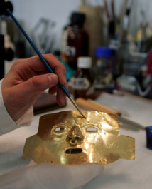 Un masque de la culture Tierradentro délicatement nettoyé avant d'être exposé. Un masque de la culture Tierradentro délicatement nettoyé avant d'être exposé.