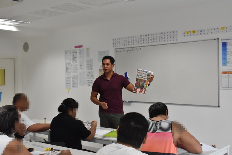 Yannick Harua, l'un des enseignants détaché au centre de détention de Papeari, commence son cours en invitant chacune de ses élèves à lire un titre à la Une du journal.