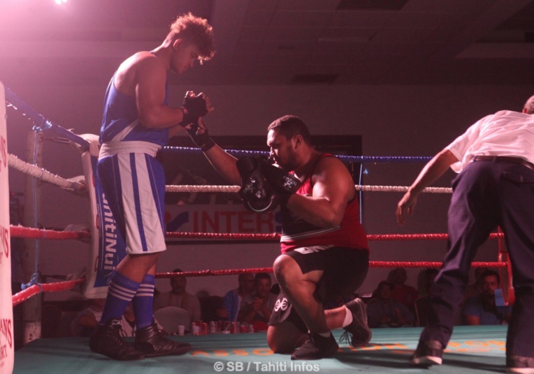 Amoroa Atiu, s'est agenouillé devant son jeune adversaire néozélandais Amoroa Atiu, s'est agenouillé devant son jeune adversaire néozélandais