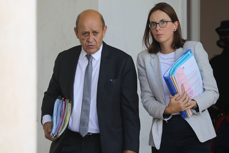 Plainte contre Le Drian de familles de femmes et enfants de jihadistes retenus en Syrie