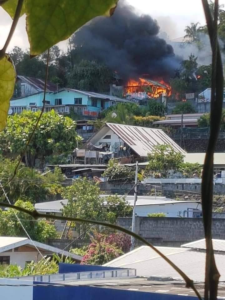 Trois maisons incendiées suite à un feu de feuilles