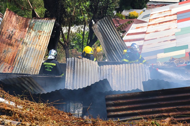 Trois maisons incendiées suite à un feu de feuilles