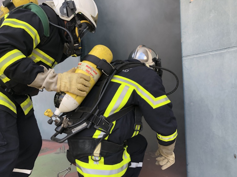 Pour le premier exercice, les sapeurs-pompiers en formation sont intervenus sur un feu de bureau. Pour le premier exercice, les sapeurs-pompiers en formation sont intervenus sur un feu de bureau.