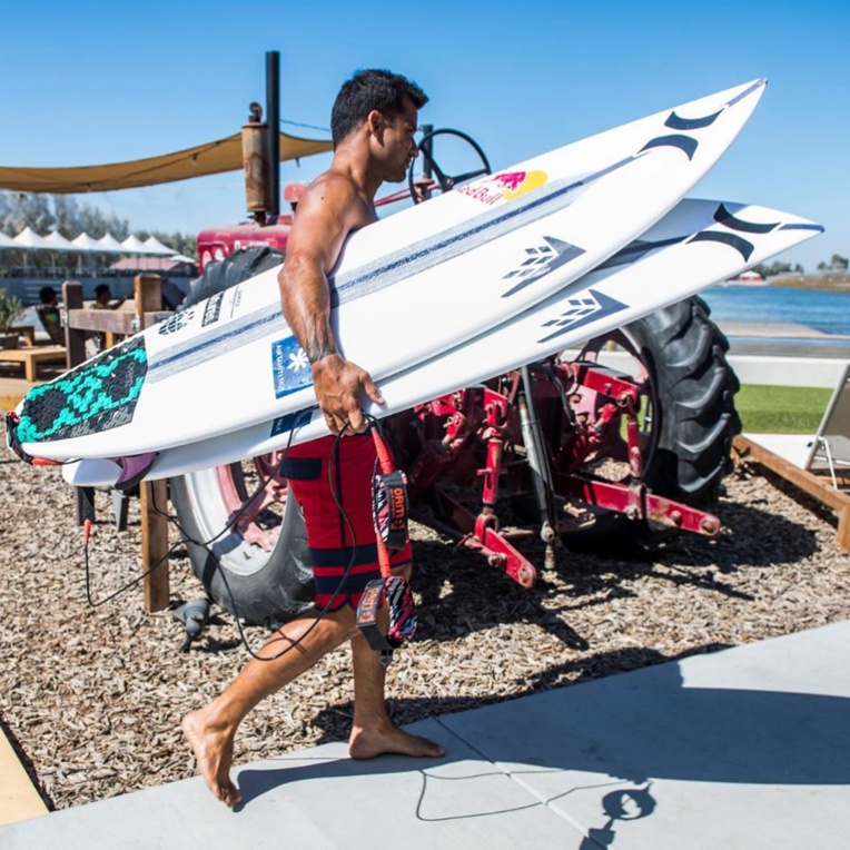 Michel Bourez surfera vendredi Michel Bourez surfera vendredi