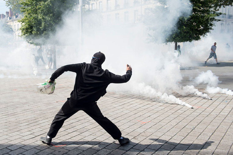 Black blocs et violences assombrissent la Marche pour le climat à Paris Black blocs et violences assombrissent la Marche pour le climat à Paris
