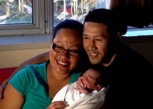 La petite Ramonah Patience et ses parents, Sulia et Tutasi Toomalatai (Source photo : Radio New Zealand)