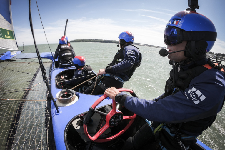 Billy Besson à la barre du bateau français. Le skipper dirige le bateau grâce à 5 boutons et cinq pédales qui commandent des systèmes hydrauliques et électriques. (Photo : Eloi Stichelbaut/Sail GP) Billy Besson à la barre du bateau français. Le skipper dirige le bateau grâce à 5 boutons et cinq pédales qui commandent des systèmes hydrauliques et électriques. (Photo : Eloi Stichelbaut/Sail GP)