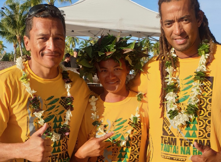 Rahiti Buchin et Dell Lamartinière avec leur capitaine Tetuaura Tipaon.