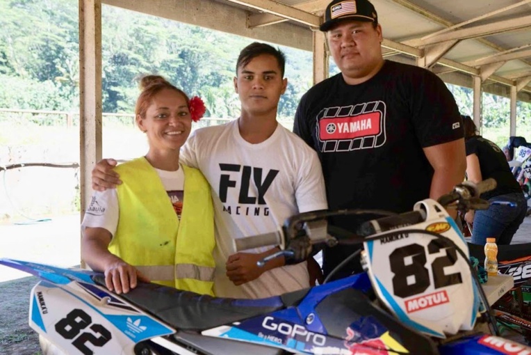 Manukau Autai, au centre, avec sa mère et son coach Manukau Autai, au centre, avec sa mère et son coach