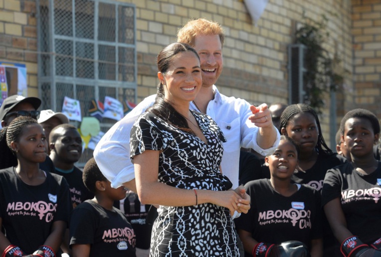 Par grand vent, l'étape caritative de Harry et Meghan sur une plage du Cap Par grand vent, l'étape caritative de Harry et Meghan sur une plage du Cap