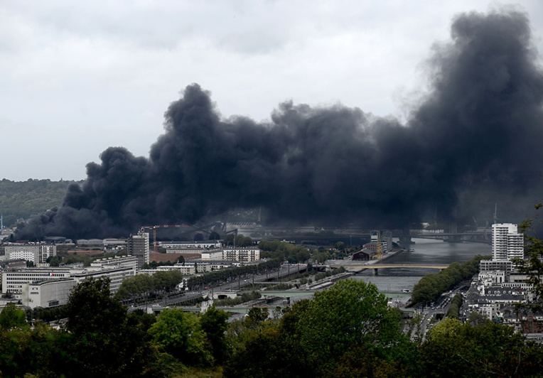 Incendie "circonscrit mais pas éteint" dans une usine à haut risque à Rouen, crainte de "sur-accident"