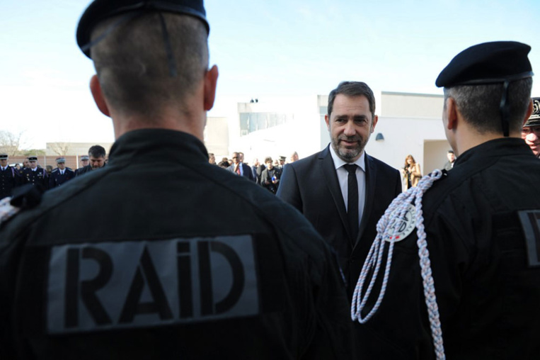 Propos de Mélenchon: Castaner saisit la justice, poussé par les policiers mécontents Propos de Mélenchon: Castaner saisit la justice, poussé par les policiers mécontents