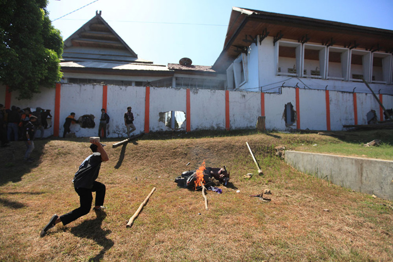 Indonésie : un étudiant tué dans une manifestation contre des lois controversées Indonésie : un étudiant tué dans une manifestation contre des lois controversées