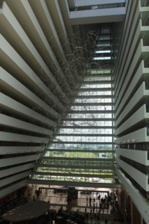 La tour N°1 de l’hôtel vue de l’intérieur ; elle est constituée de deux pans volontairement dissymétriques. La tour N°1 de l’hôtel vue de l’intérieur ; elle est constituée de deux pans volontairement dissymétriques.