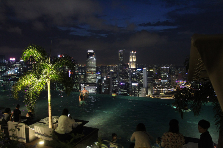 La piscine ferme ses ports à 23h. Autant dire qu’elle attire autant de baigneurs le jour que le soir. La piscine ferme ses ports à 23h. Autant dire qu’elle attire autant de baigneurs le jour que le soir.