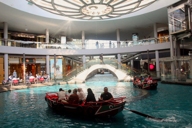 Vous n’êtes pas au Venetian à Las Vegas, mais au centre commercial au pied du Marina Bay Sands. Le propriétaire des deux hôtels est le même homme, Sheldon Adelson, un Américain parti de rien... Vous n’êtes pas au Venetian à Las Vegas, mais au centre commercial au pied du Marina Bay Sands. Le propriétaire des deux hôtels est le même homme, Sheldon Adelson, un Américain parti de rien...