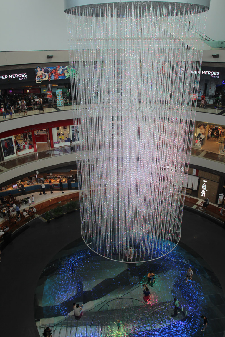 Une vue intérieure du centre commercial de l’hôtel : 300 boutiques de grand luxe et un food court immense. Une vue intérieure du centre commercial de l’hôtel : 300 boutiques de grand luxe et un food court immense.
