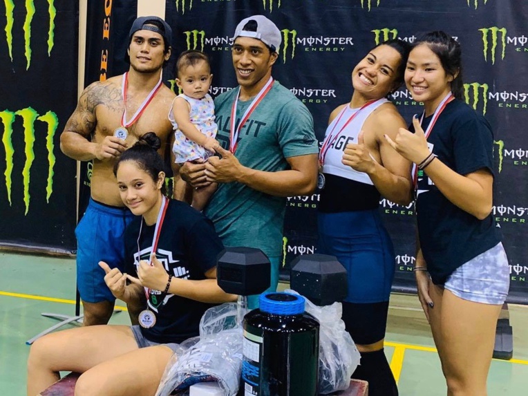 Teremu Touatekina, à gauche, une fois de plus imbattable Teremu Touatekina, à gauche, une fois de plus imbattable