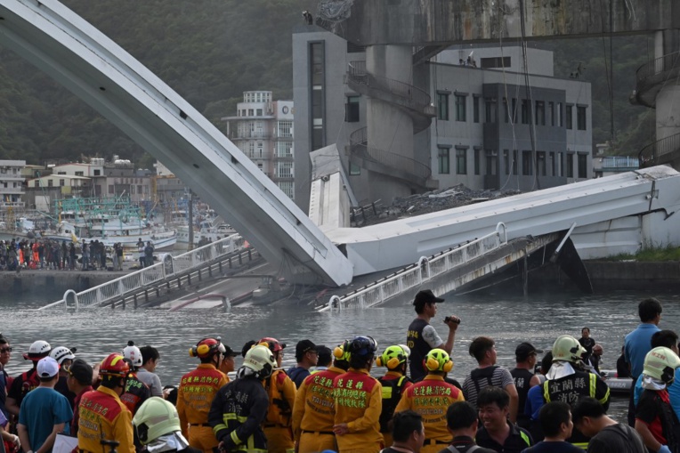 Taïwan: six personnes prises au piège après l'effondrement d'un pont