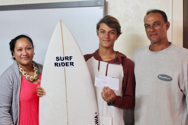 Haumana Ateni, au centre, jeune espoir du surf polynésien Haumana Ateni, au centre, jeune espoir du surf polynésien