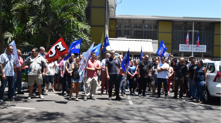 Les policiers ont exprimé leur ras-le-bol devant le siège de la DSP. Les policiers ont exprimé leur ras-le-bol devant le siège de la DSP.