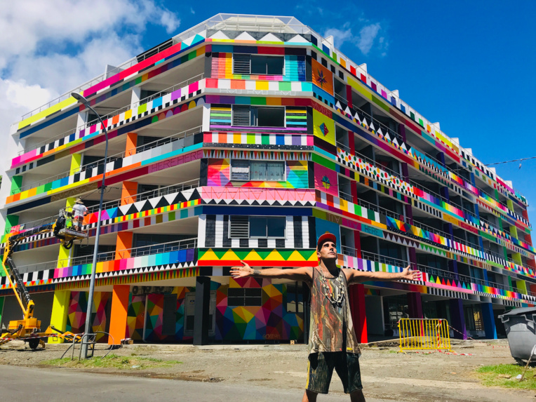 En mars dernier le street artiste espagnol Okuda, épaulé par le Tahitien Rival, avait réalisé une fresque de 500 mètres carrés pour la résidence étudiante de Paraita à Papeete. En mars dernier le street artiste espagnol Okuda, épaulé par le Tahitien Rival, avait réalisé une fresque de 500 mètres carrés pour la résidence étudiante de Paraita à Papeete.