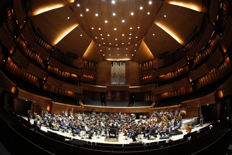 Venue assister à un concert, une chanteuse remplace au débotté un soliste Venue assister à un concert, une chanteuse remplace au débotté un soliste