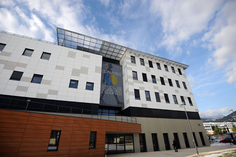 Un exosquelette connecté au cerveau permet à un patient tétraplégique de marcher