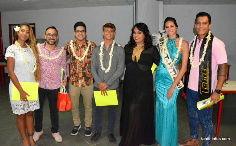 Joseliny Ah-lo en noir, entourée du jury composé de Miss Tahiti 2019 Matahari Bousquet, de Mister Tahiti 2014 Rangitea Bennet, du surfeur Kauli Vaast, de la chanteuse Meari U, du chanteur et compositeur Nohorai Temaiana et du représentant de Vini Yannis Ceran Jerusalémy.