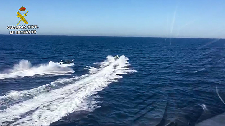 Espagne: Des "narcos" secourent en mer les policiers qui les pourchassaient Espagne: Des "narcos" secourent en mer les policiers qui les pourchassaient